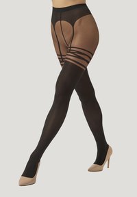 Gambe con collant neri trasparenti dotati di bande opache a coscia e décolleté nudi, incrociate a livello delle ginocchia su uno sfondo semplice.