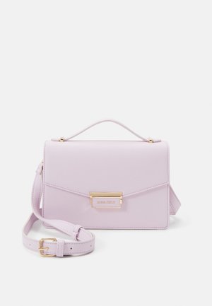 Bolso bandolera rectangular de color púrpura claro con asa superior, correa ajustable y cierre rectangular en tono dorado en la solapa delantera.