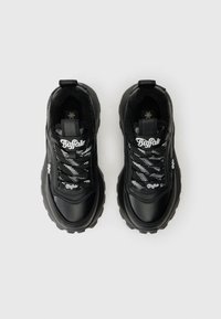 Μαύρα αθλητικά παπούτσια με χοντρή σχεδίαση, που διαθέτουν στον άνω μέρος ένα λείο συνθετικό υλικό, παχύ καουτσούκ σόλα και καρό μαύρα και άσπρα κορδόνια.