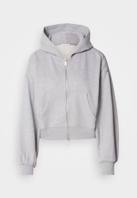 Sudadera gris ajustada hecha de una suave mezcla de algodón. Cuenta con un cierre frontal, dos bolsillos laterales y una capucha con cordón y puños elásticos.