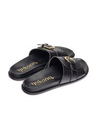 Zwarte leren slide-sandalen met een brede band, gouden gespaccent en een gestructureerde binnenzool. Logo gedrukt op de binnenzool.