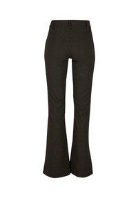 Rozšířené kalhoty z tmavě šedé látky s vertikálními proužky. Mají vypasovaný pas a rozšířený lem pro výraznou siluetu.