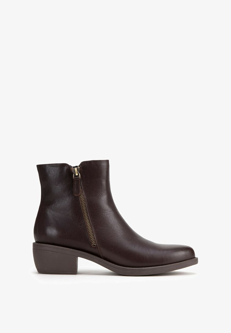 Hnědá kožená kotníková bota se zipem na boku, zaoblenou špičkou a nízkým blokovým podpatkem. Hladká textura a minimalistický design.