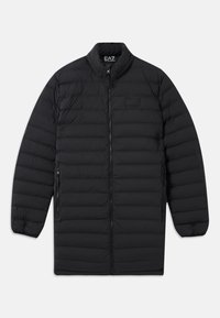 Giacca lunga trapuntata nera con zip frontale, tasche laterali con zip e colletto alzato, caratterizzata dal logo EA7 Emporio Armani sul petto e all'interno del colletto.