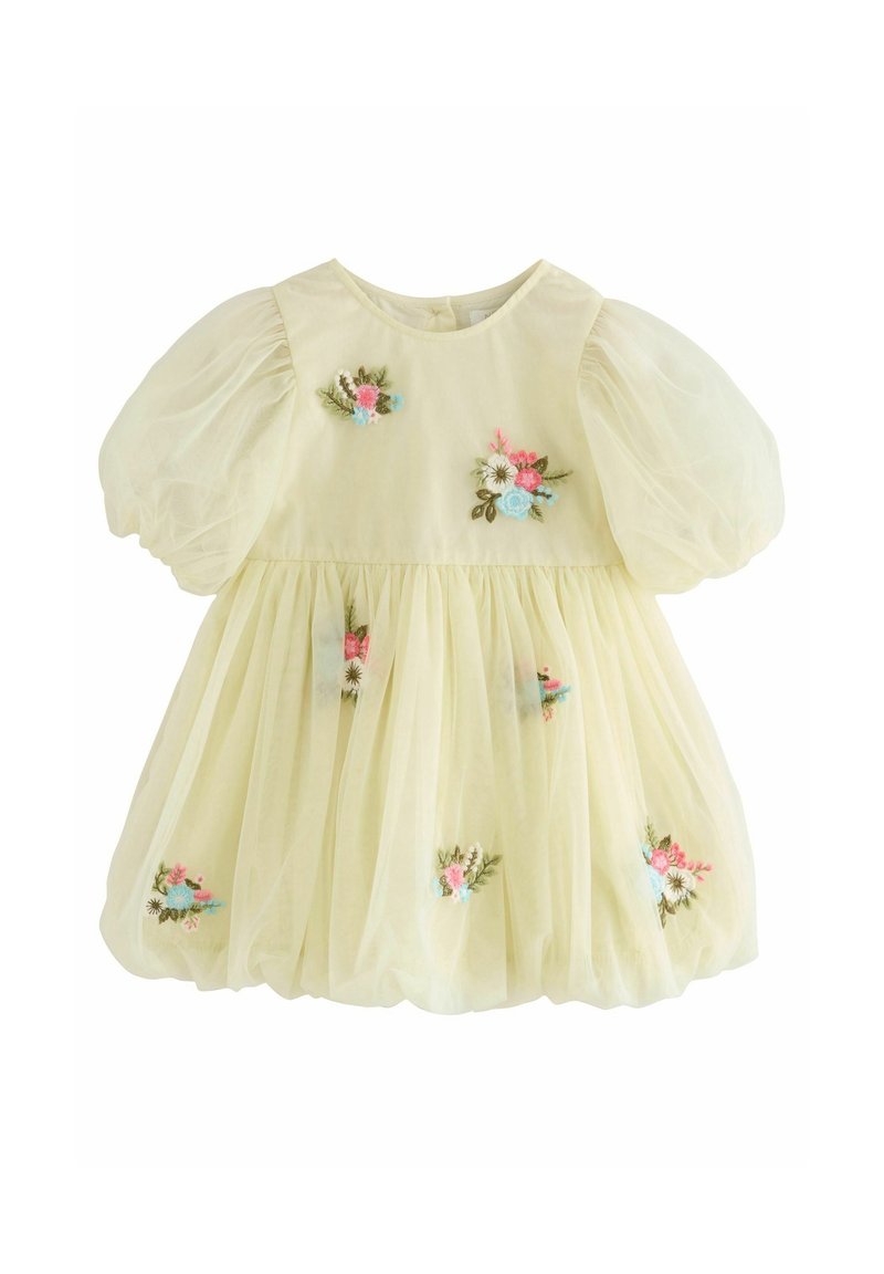 Robe bébé couleur crème avec manches bouffantes et broderies florales roses, bleues et vertes dispersées sur le corsage et la jupe.