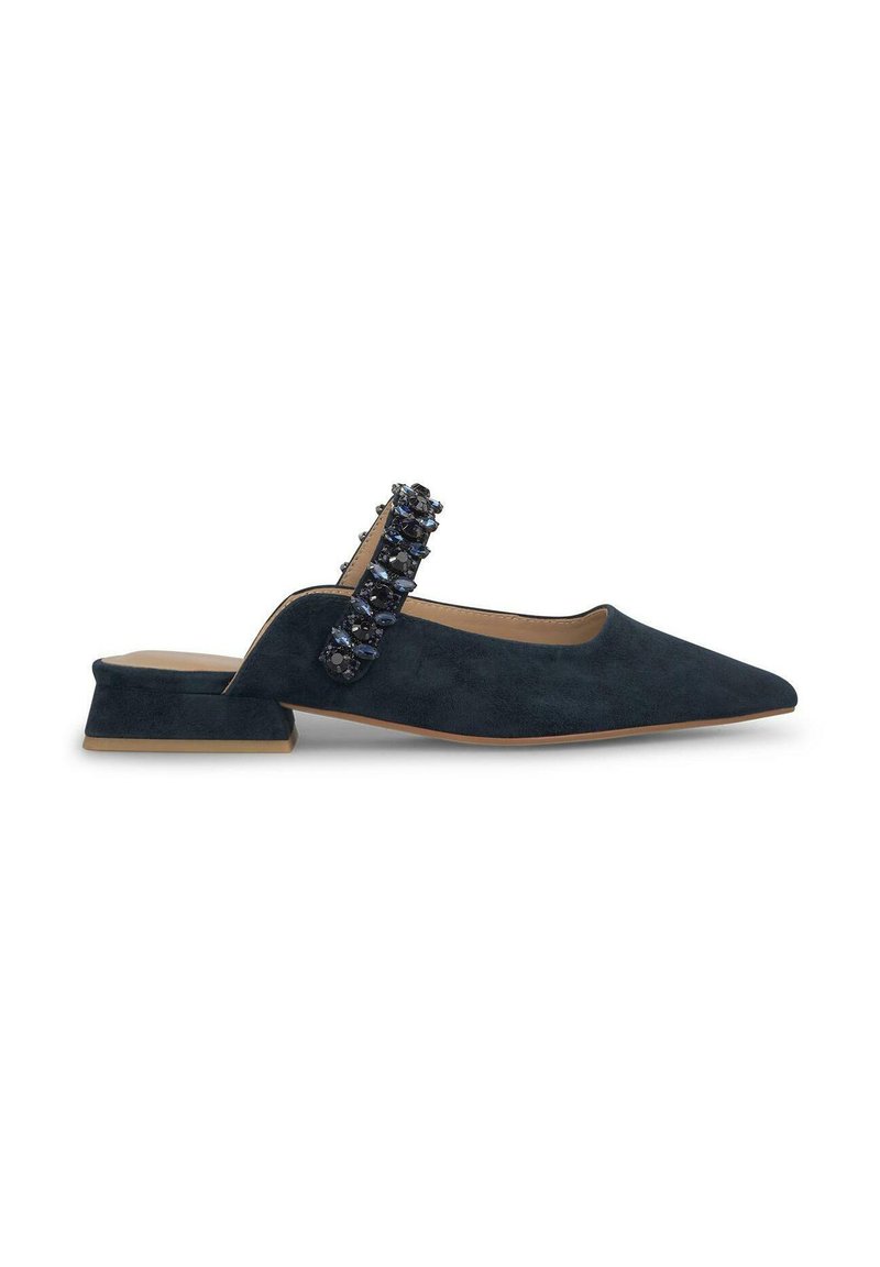 Scarpa slingback in suede blu scuro con punta affusolata, tacco basso a blocco e cinturino decorato con pietre blu.