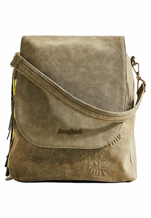 Jasnobrązowa teksturowana torba na ramię z klapką, tłoczonymi dekoracyjnymi wzorami oraz regulowanym paskiem z zapięciem w kolorze złotym.