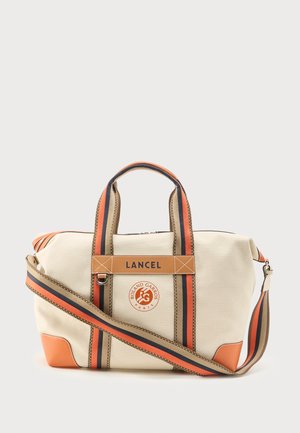 Plátenná športová taška s oranžovo-čiernymi pruhovanými rúčkami a popruhom, koženými doplnkami a logami "Lancel" a "Roland Garros Paríž".