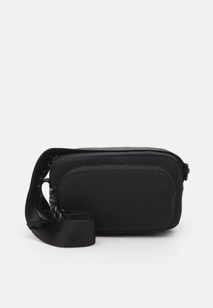 Bolso bandolera negro compacto con bolsillo delantero con cremallera y correa ancha ajustable, exhibido sobre un fondo blanco liso.