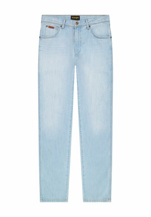 Jean Wrangler bleu clair coupe droite, cinq poches, fermeture par bouton et fermeture éclair, avec des étiquettes de marque visibles sur la ceinture et la poche.