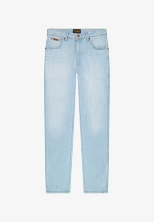 Jean Wrangler bleu clair coupe droite, cinq poches, fermeture par bouton et fermeture éclair, avec des étiquettes de marque visibles sur la ceinture et la poche.