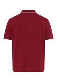Rød polo skjorte med krave med hvid kant, korte ærmer og en glat tekstur. Enkel design uden yderligere mønstre eller accenter.