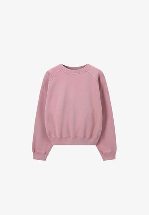 Roze crewneck sweatshirt met lange raglanmouwen en geribbelde manchetten en zoom, weergegeven op een witte achtergrond.