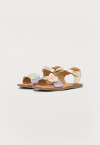 Twee open teen sandaaltjes met een gouden band, leren zool en decoratieve meerkleurige wolk applicaties in pasteltinten.