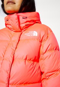 The North Face Gewatteerde jas - brilliant coral