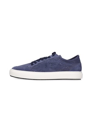 Baskets basses bleu foncé avec tige en daim perforé, lacets noirs et semelle blanche épaisse, vues de côté sur fond blanc.