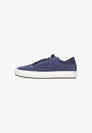 Zapatilla deportiva baja de color azul oscuro con parte superior de ante perforado, cordones negros y suela blanca gruesa, mostrada desde el lateral sobre fondo blanco.
