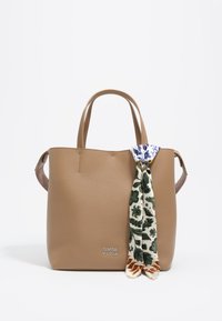 Bolso tote de cuero marrón con dos asas, que presenta una bufanda decorativa de patrón atada a un lado y un logotipo embossado en la parte frontal.