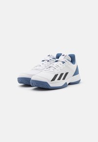 Witte sportschoenen met een gestructureerde mesh bovenkant, blauwe accenten en zwarte strepen aan de zijkant. Bevat een rubberen zool met een patroon.