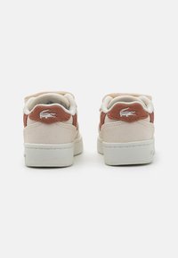 Sneakers con una toma superiore in tessuto beige e accenti in mesh marrone. Presentano una suola in gomma bianca e un logo in rilievo sul tallone.