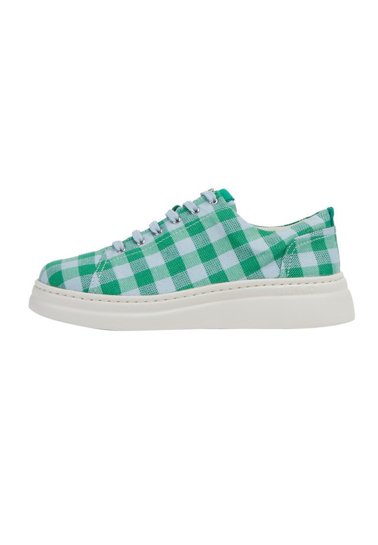 Sneakers in tela a quadri verde e bianco con punta tondeggiante, lacci grigi e suola in gomma bianca. Presentano cuciture lungo il bordo della suola.