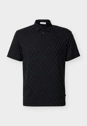 Μαύρο πόλο με κοντά μανίκια και λεπτό καρό μοτίβο, με πατιλέτα τριών κουμπιών και μυτερό γιακά σε απλό φόντο.