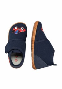 Chaussons en tissu bleu marine avec broderie de voiture rouge, semelles en caoutchouc et fermeture auto-agrippante pour un enfilage facile. Texture douce et forme arrondie.