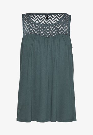 Top sin mangas en tela verde oscura con un canesú de encaje texturizado y geométrico. Diseño fluido con detalle fruncido debajo del canesú.