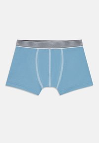 Lyseblå boxertruser laget av mykt stoff, med et svart og hvitt stripete elastisk liv og kontrast søm.