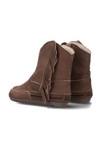 Bruine suède enkelboots met franjes, een lage rubberen zool en contrasterende stiksels aan de zijkanten en de hak. Veilige ritssluiting aan de achterkant.