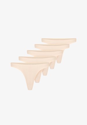 Pięć par jasnobeżowych stringów, charakteryzujących się gładką fakturą, wąskimi bocznymi paskami i niskim stanem.