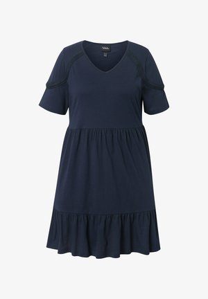 Granatowa sukienka z krótkim rękawem i dekoltem w kształcie litery V, z marszczoną spódnicą i teksturowanymi detalami na ramionach. Wykonana z miękkiego materiału.