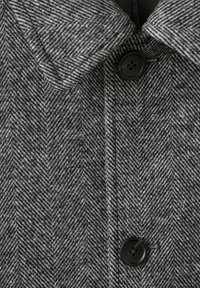 Abrigo gris en patrón de espiga con una mezcla de lana texturizada, que presenta un cuello puntiagudo y tres botones negros en la parte delantera.