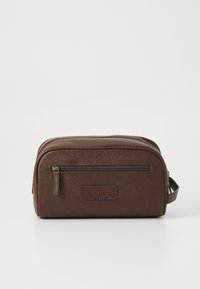 Necessaire de couro texturizado marrom com bolso frontal com zíper e pega lateral em fundo branco liso.