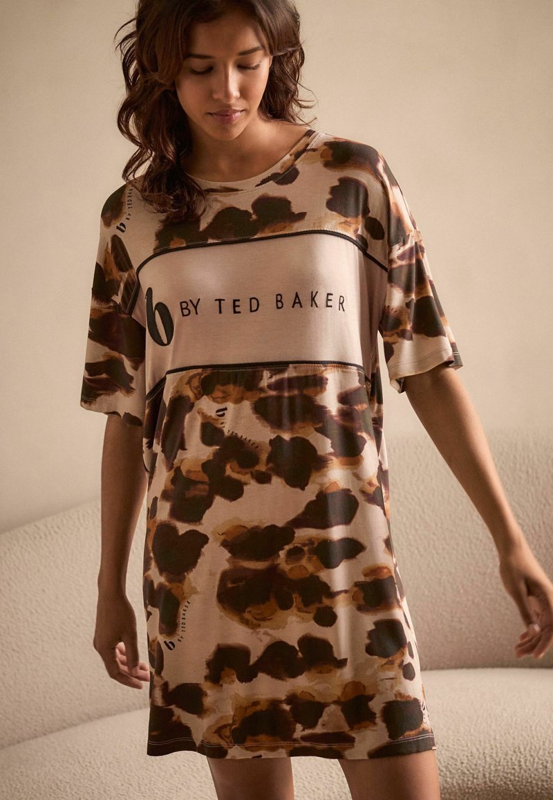 Kortærmet kjole i blødt stof med brun og beige leopardprint. Har en sort stripe med "by TED BAKER" i hvid tekst.