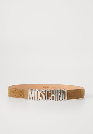 Suede belte i tan med sølv "MOSCHINO" logo spenne. Har flere hull for justering. Glatt innvendig fôr.