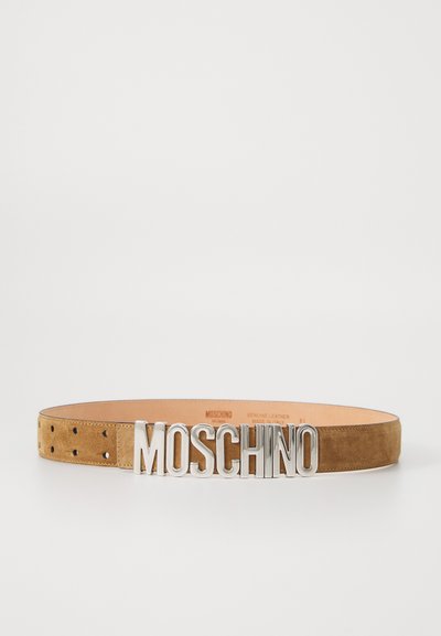 Suède riem in bruin met zilveren "MOSCHINO" logo gesp. Beschikt over meerdere geperforeerde gaatjes voor aanpassing. Gladde binnenvoering.
