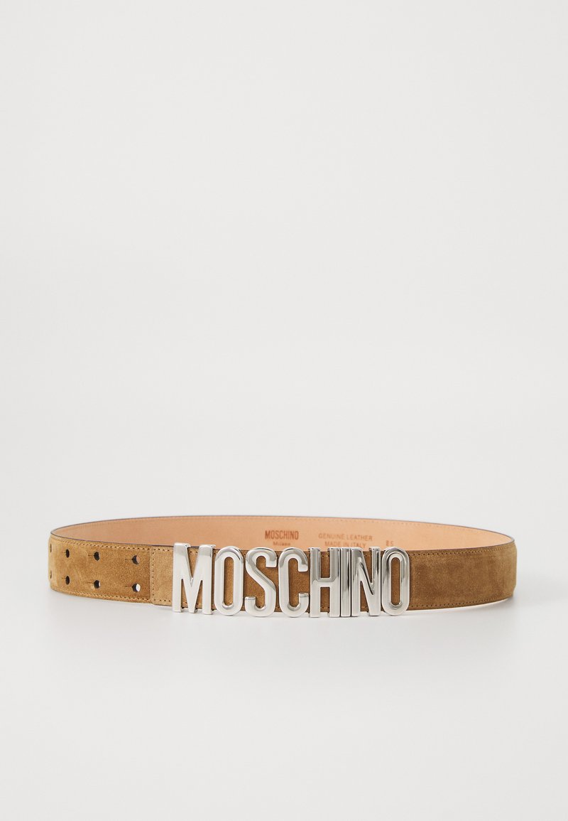 Cinturón de ante en color marrón claro con hebilla de logo "MOSCHINO" en plata. Cuenta con múltiples agujeros perforados para ajuste. Forro interior suave.