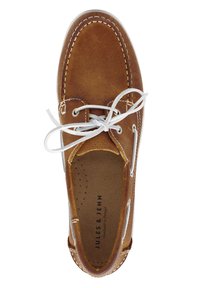 Bruine leren bootschoen met witte veters en stiksels. Heeft een gestructureerd oppervlak en een gevoerde binnenzool met bedrukte merknaam aan de binnenkant.