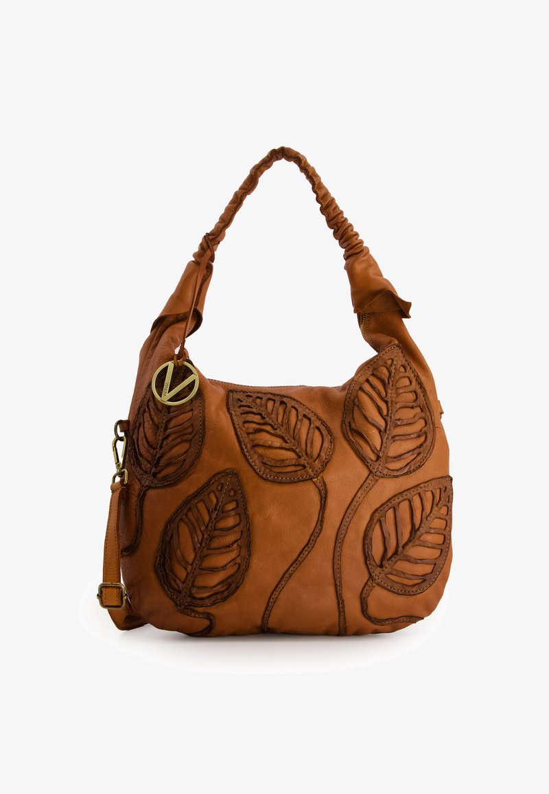 Sac à main en cuir marron avec des motifs de feuilles gaufrés, bandoulière tressée et accent de quincaillerie circulaire en ton doré. Texture douce, forme arrondie.