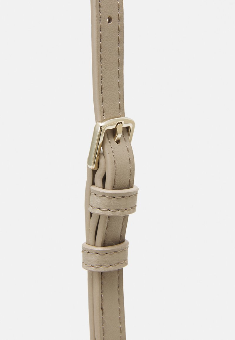 Damen Handtaschen | Calvin Klein LOCK CAMERA BAG FLAP Umhängetasche taupe/nude - LL18053 Damen Handtaschen | Calvin Klein LOCK CAMERA BAG FLAP Umhängetasche taupe/nude - LL18053