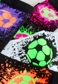 Színes, focis témájú zoknik fényes neon mintákkal. Anyaga pamutkeverék, fekete részletekkel és futball grafikákkal narancssárgában, rózsaszínben és zöldben.