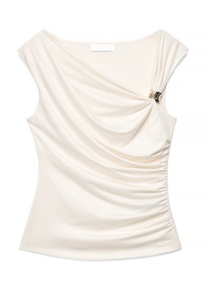 Kremasta brezrokavka z nabranim sprednjim delom, nabranimi stranmi in majhno geometrično zaponko z zlatim tonom blizu enega ramena.