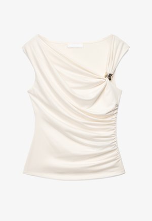 Crèmewit mouwloos topje met gedrapeerde voorkant, geplooide zijkant en een kleine goudkleurige geometrische sluiting bij één schouder.