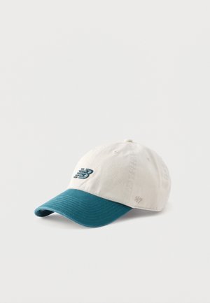 Gorra blanca de béisbol con visera curva en color verde azulado y logo "NB" bordado en azul en la parte frontal, colocada sobre un fondo blanco liso.