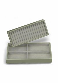 Boîte à bijoux en velours vert avec un couvercle amovible, comportant dix emplacements pour bagues et deux compartiments supplémentaires pour des options de rangement variées.