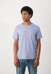 Tricou cu mânecă scurtă, guler rotund, de culoare albastru deschis, cu dungi orizontale albe; material moale, croială normală, detalii de cusătură minime.