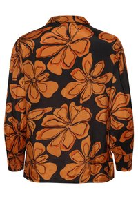 Blusa floreale con sfondo nero e grandi fiori arancioni, vestibilità rilassata, maniche lunghe e collo con dettaglio di arricciatura.