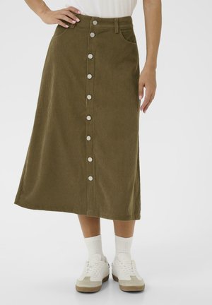 Jupe midi en velours côtelé vert olive avec fermeture à boutons sur le devant, poches et coupe droite. Présente des côtes verticales et des boutons en métal.
