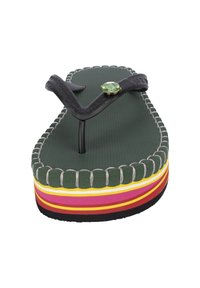 Zielone gumowe klapki z czarnym paskiem, ozdobione zielonym kamieniem. Podeszwa ma warstwowe paski w kolorach żółtym, różowym i czarnym.